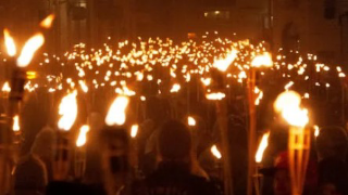Novara ricorda Denzel con una fiaccolata a lume di candela