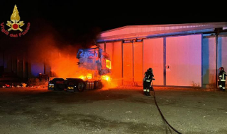 Garbagna Novarese - Camion in fiamme: intervengono i Vigili del Fuoco