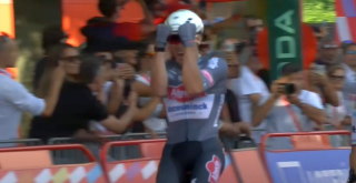 Novara accoglie la Vuelta: trionfo in volata per Philipsen
