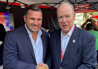 Novara accoglie il principe Alberto II di Monaco all’arrivo della Vuelta