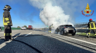 Novara - Auto in fiamme sulla A4