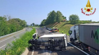 A26, furgone si ribalta: chiusura temporanea tra Meina e Carpugnino