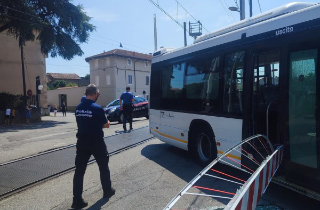 Galliate - Autobus resta incastrato al passaggio a livello: attimi di paura ma nessun ferito