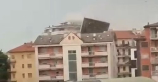 Tempesta su Novara: il vento scoperchia un tetto