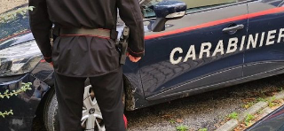 Novara - Chiede una fetta di pizza e poi aggredisce il passante: arrestato 28enne