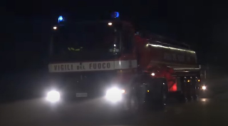 Novara - Fugge all’alt della polizia: si schianta e l’auto prende fuoco