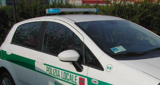 Galliate - Auto finisce contro il dehor di un bar: nessun ferito