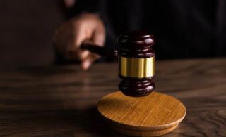 Cameri -  Anni di violenze e minacce alla moglie: condannato a 3 anni e 9 mesi