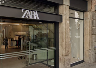 Novara - Ladro fugge dopo il tentato furto: vetrata in frantumi da Zara