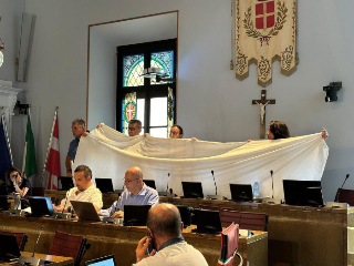 Novara - Lenzuolo bianco in Consiglio Comunale: il PD chiede pace per Gaza