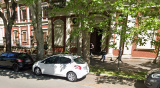 Novara - Uomo sorpreso con i pantaloni abbassati vicino a una scuola, denunciato