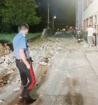 Oleggio Castello - Crolla un muro in via Nicolini: nessun ferito, strada messa in sicurezza