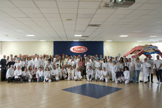 Mulino Bianco celebra i 50 anni con i dipendenti: festa allo stabilimento di Novara