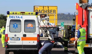 Tragedia sulla A4: quattro morti e una ferita grave in uno scontro con un’auto contromano